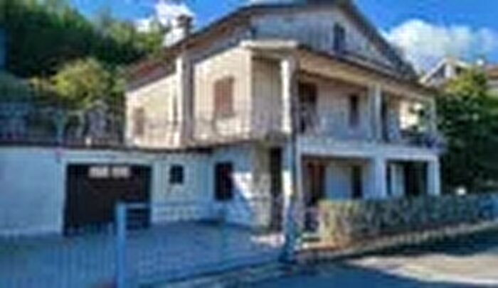 Casa con 9 locali in vendita in Via G Bertucci Cingoli MC Italia Cingoli Trentavisi, Cingoli