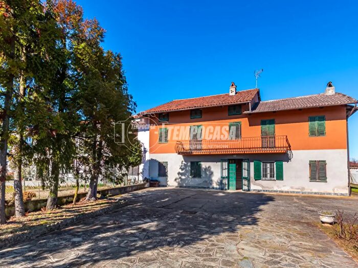 Casa con 7 locali in vendita in Via Montà B, Cellarengo
