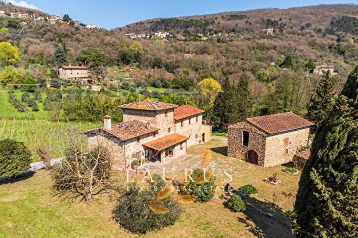 Casa con 6 locali in vendita in Via Santa Brigida, Pontassieve