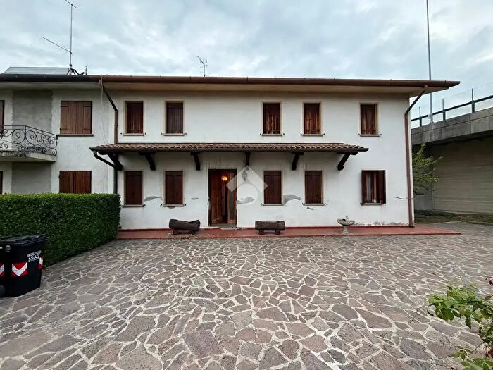 Casa con 7 locali in vendita in Via Trieste, San Vendemiano