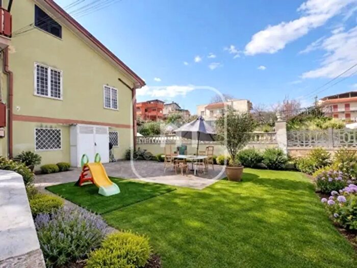 Appartamento trilocale in vendita in Via Mutignano, Roma