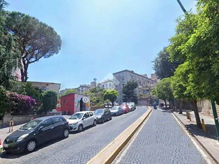 Appartamento trilocale in vendita in Via Girolamo Santacroce, Napoli