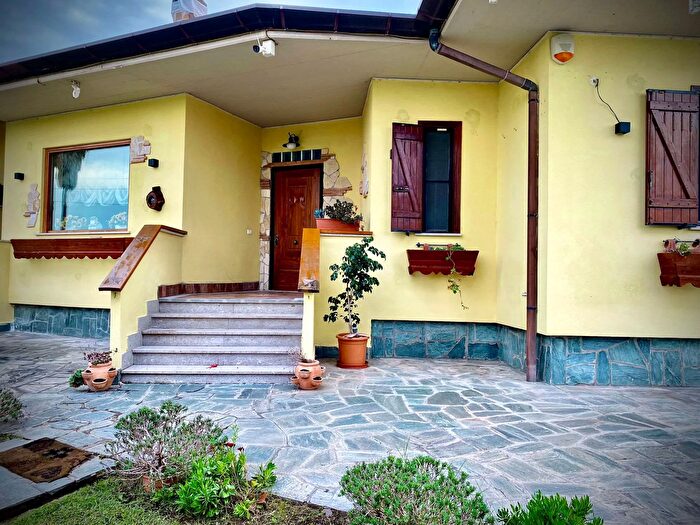 Casa con 7 locali in vendita in Via del Fosso, Latina