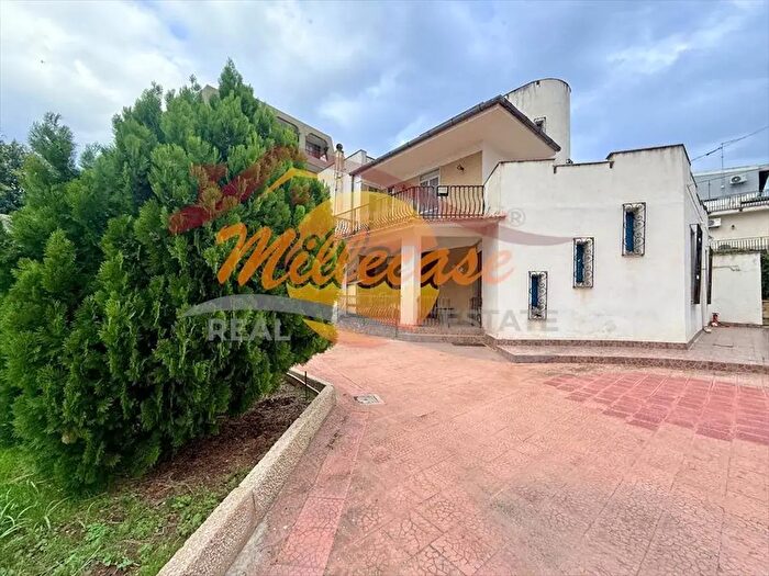 Casa con 9 locali in vendita in Via Avola, Siracusa