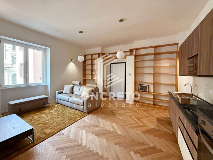 Appartamento con 5 locali in affitto in Via Edmondo De Amicis, Centro, Milano