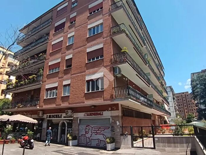 Appartamento trilocale in vendita in Via Renzo da Ceri, Roma