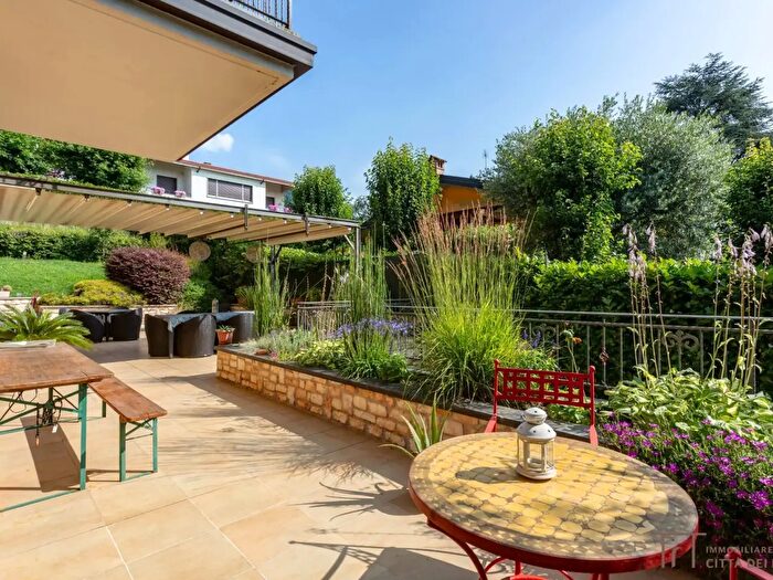 Casa con 8 locali in vendita in Via Divisione Alpine, Torre Boldone