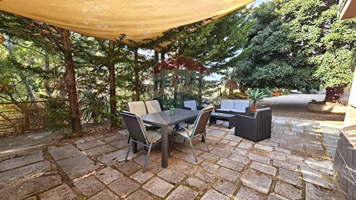 Casa con 18 locali in vendita in Contrada Malpertugio Snc, Pollina