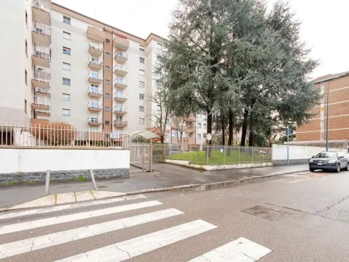 Appartamento quadrilocale in vendita in Viale Suzzani, Milano