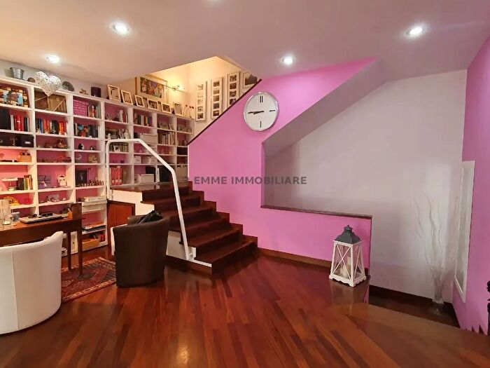 Casa con 8 locali in vendita in Folignano