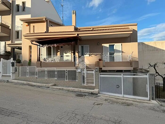 Casa con 5 locali in vendita in Via V Maggio, Cassano Delle Murge