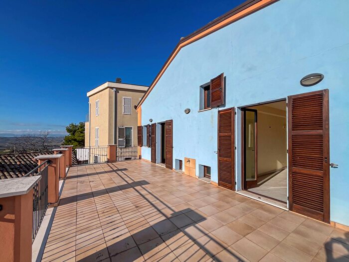 Appartamento con 8 locali in vendita in Piazza Vittorio Emanule II, Agugliano