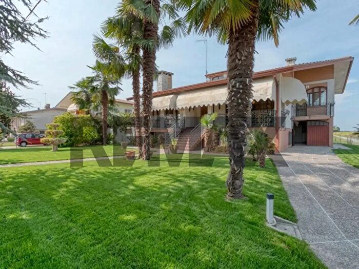 Casa con 15 locali in vendita in San Dona' Di Piave