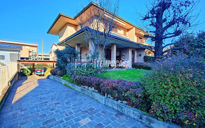 Casa quadrilocale in vendita in Via Indipendenza, Lentate Sul Seveso