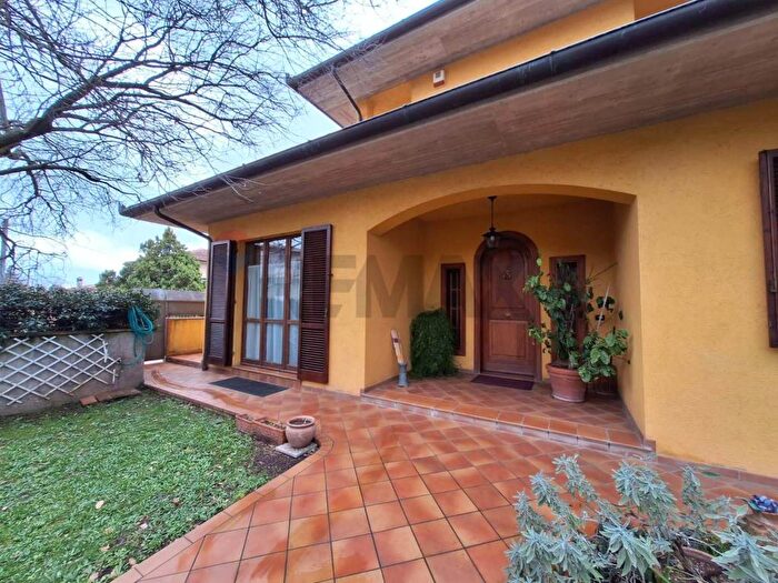 Casa con 6 locali in affitto in Viale Roma, Foligno