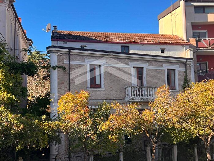 Casa con 10 locali in vendita in Via Principe di Piemonte, Campobasso