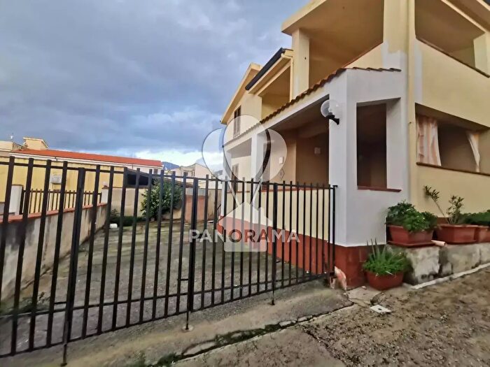 Casa con 9 locali in vendita in Trappeto