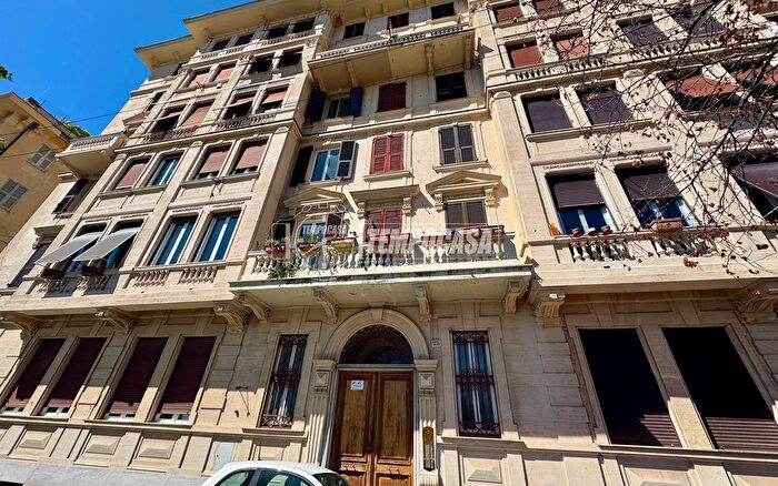 Appartamento con 9 locali in vendita in Via Oberto Cancelliere, Genova