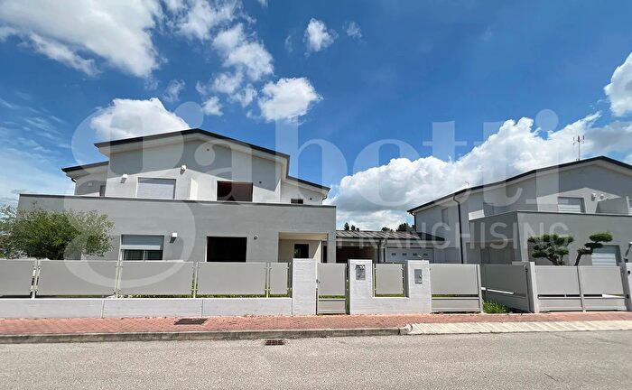 Casa con 5 locali in vendita in Fosso