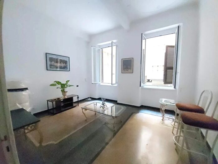 Appartamento trilocale in vendita in Corso Magenta, Genova