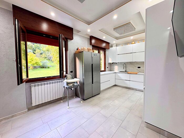 Appartamento quadrilocale in vendita in Via Roma, Costa Volpino