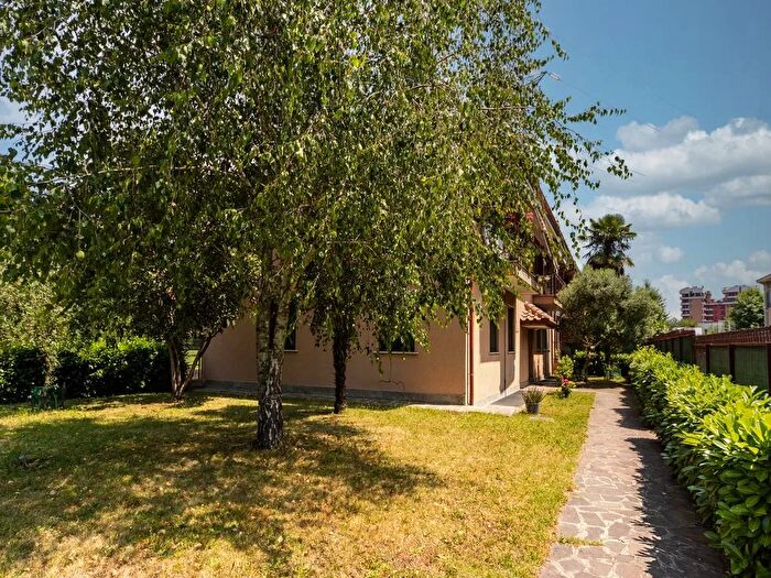 Appartamento trilocale in vendita in Via Benedetto Croce, Desio