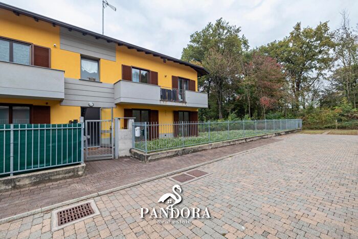 Appartamento trilocale in vendita in Via Rebuschini, Brebbia