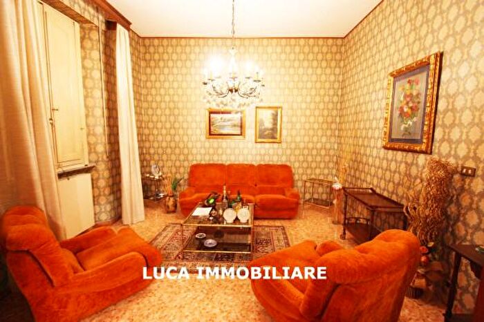 Casa con 6 locali in vendita in Via di Celle, Pescia