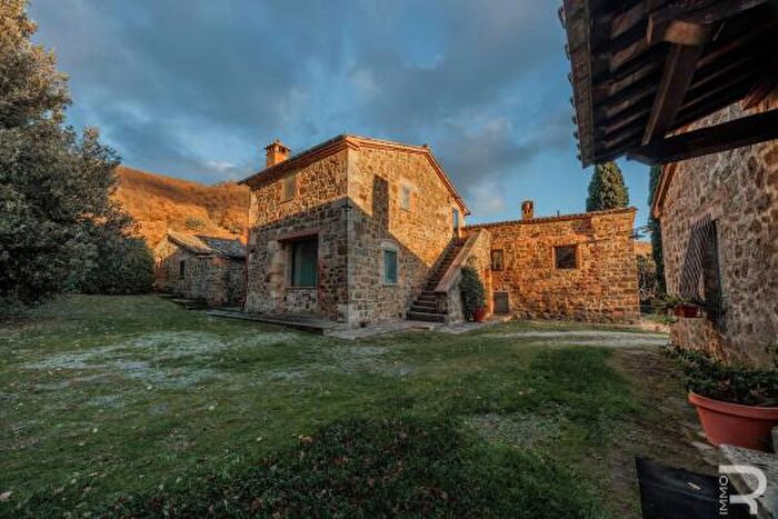 Casa con 6 locali in vendita in Strada della Foce E Fornace, Sarteano