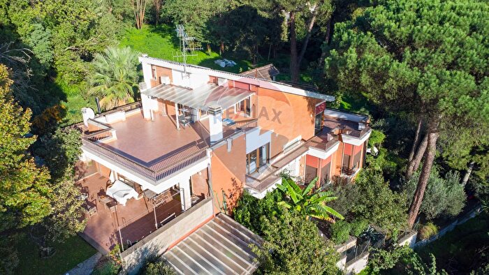 Casa con 17 locali in vendita in Via Appia Nuova, Ariccia