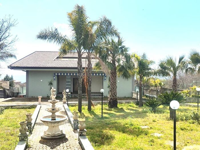 Casa con 6 locali in affitto in Via Calatafimi, Centro, Belpasso