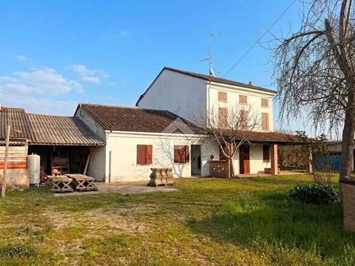 Casa con 7 locali in vendita in Via Terzi E Livelli, Concordia Sulla Secchia