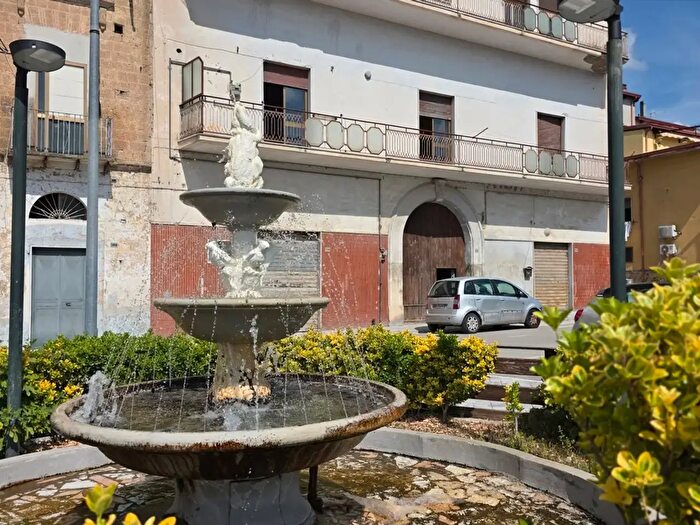 Casa con 20 locali in vendita in Via Ponte Carolino, Maddaloni