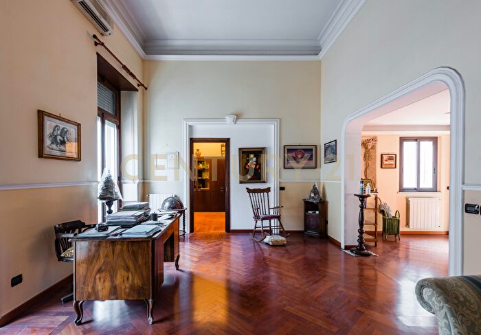 Appartamento con 9 locali in vendita in Via Nicola Coviello, Catania