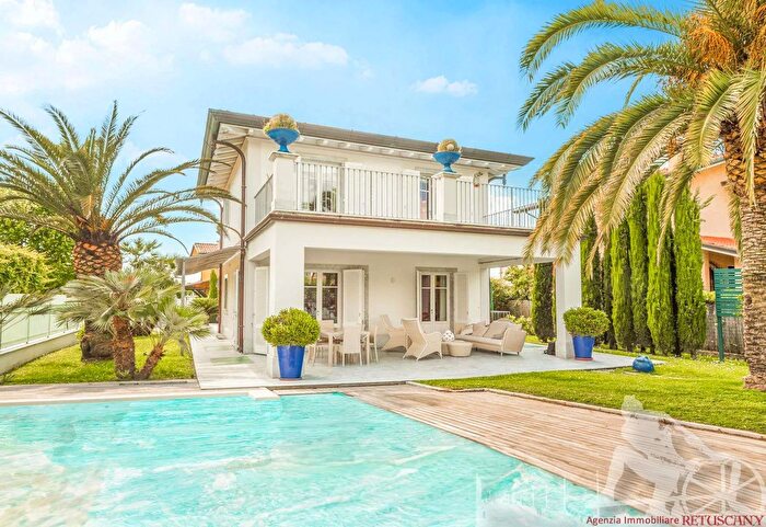 Casa con 8 locali in vendita in Forte Dei Marmi