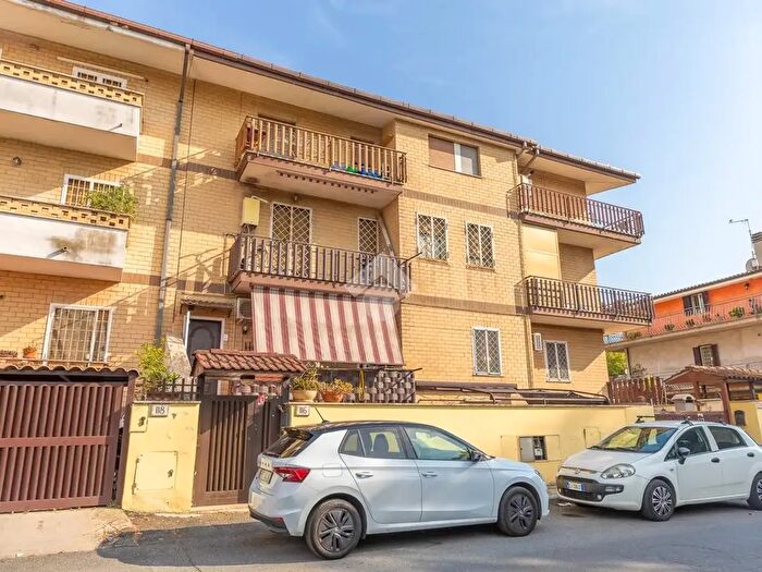 Appartamento trilocale in vendita in Via Borghesiana, Roma