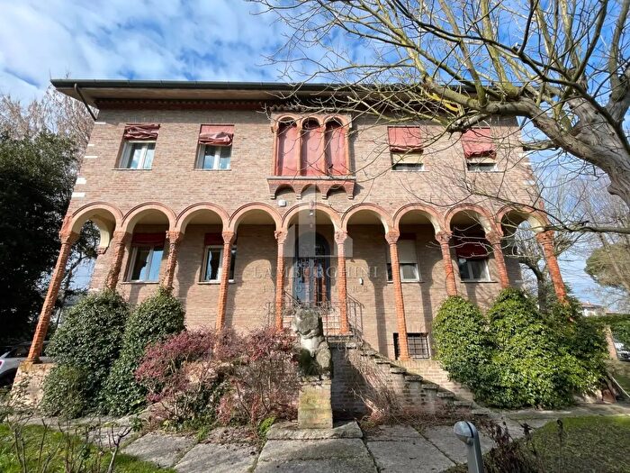 Casa con 10 locali in vendita in Via Pioppa, Ferrara