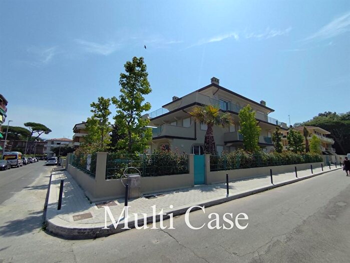 Appartamento con 8 locali in vendita in Viareggio