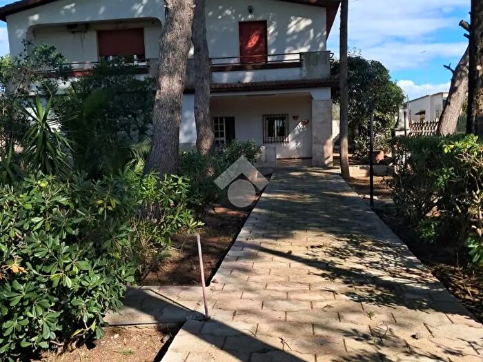 Casa con 9 locali in vendita in Pulsano