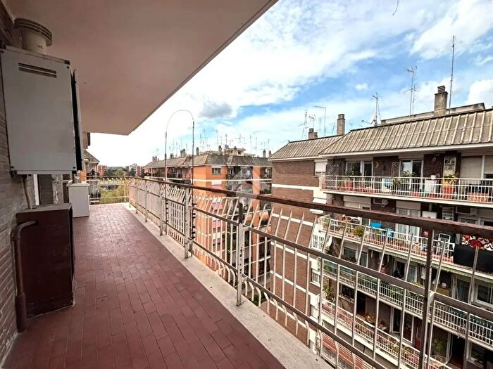 Appartamento trilocale in vendita in Via Val di Non, Roma