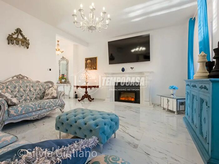 Casa con 7 locali in vendita in Via Flavio Gioia, Viareggio