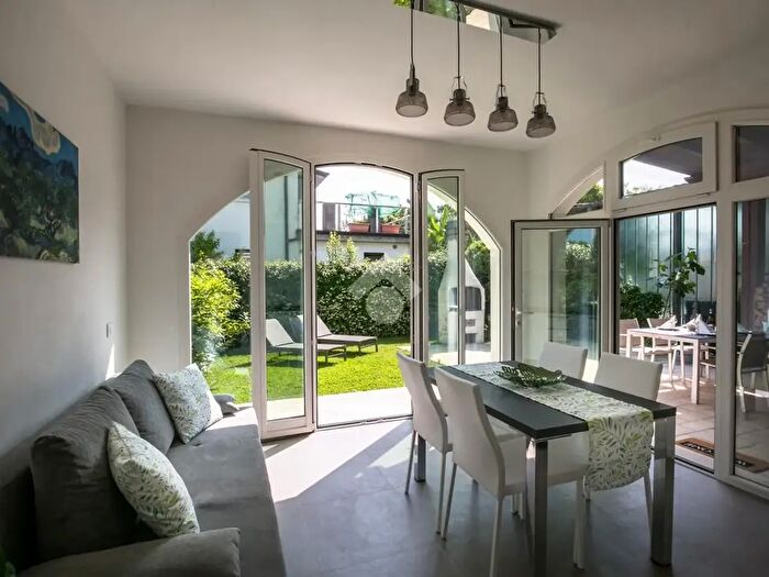 Appartamento quadrilocale in vendita in Viale Mozart, Sirmione
