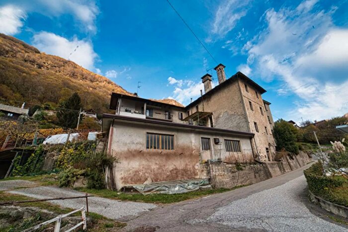 Casa con 8 locali in vendita in Casa del Negro, Piedimulera