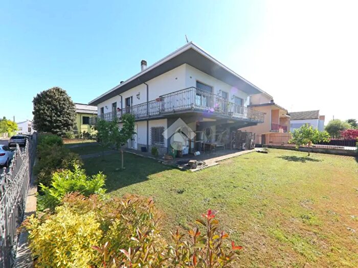 Casa con 8 locali in vendita in Via Solferino E San Martino, Roverbella