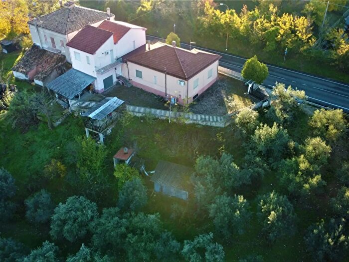 Casa con 12 locali in vendita in Contrada Zappino, Scafa