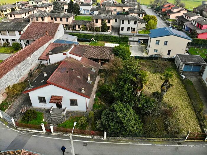 Casa con 6 locali in vendita in Via Alessandro Manzoni, Corte De Frati