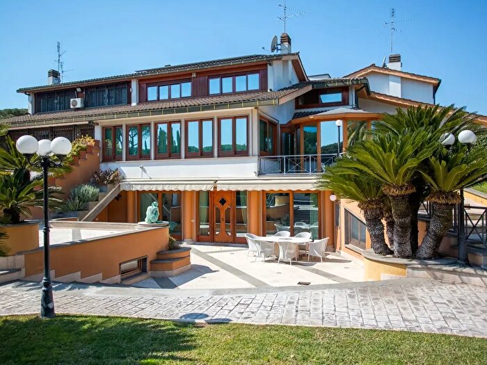 Casa con 6 locali in vendita in Via Licofrone, Roma