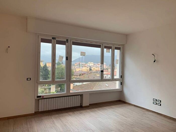 Appartamento con 5 locali in affitto in Via Enrico Pea, Sant'Anna, Lucca