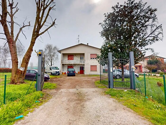 Casa con 10 locali in vendita in Concordia Sulla Secchia