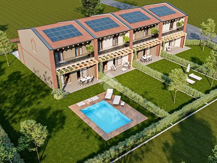 Casa quadrilocale in vendita in Via San Martino, Treviglio